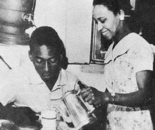 Pelé At Home With His Mother Celeste Arantes Pelé em casa tomando café servido por sua mãe Celeste Arantes em 1959 em Santos, São Paulo