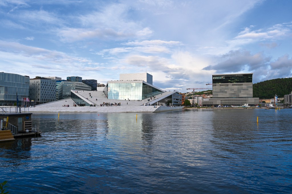 VIZINHOS - Oslo: a Ópera, com o teto de mármore (à esq.), e o museu de Munch
