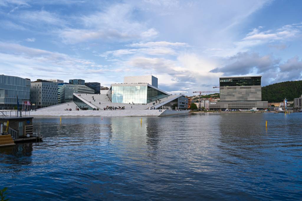 GettyImages-1604330671.jpg VIZINHOS - Oslo: a Ópera, com o teto de mármore (à esq.), e o museu de Munch