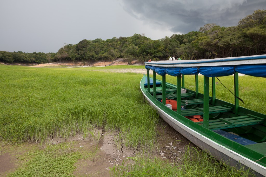 AMAZÔNIA - Seca: falta de chuvas levou ao encalhamento de barcos em 2023