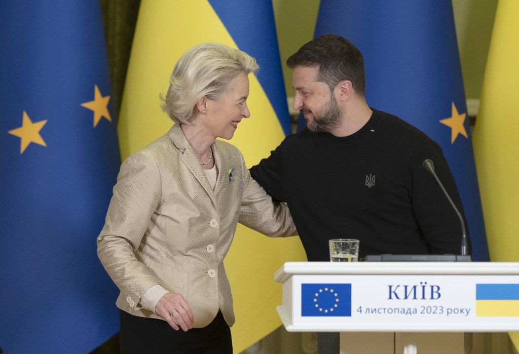 A presidente da Comissão Europeia, Ursula von der Leyen (à esq.), e o presidente da Ucrânia, Volodymyr Zelensky (à dir.). 04/11/2023