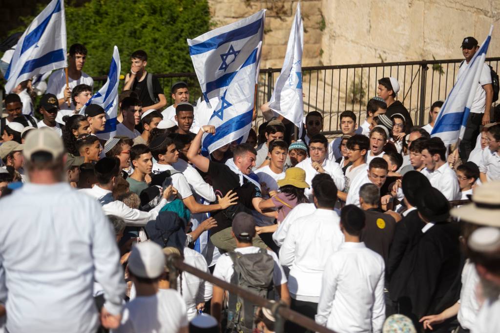 Desfile anual de israelenses em Jerusalém provoca conflitos com palestinos