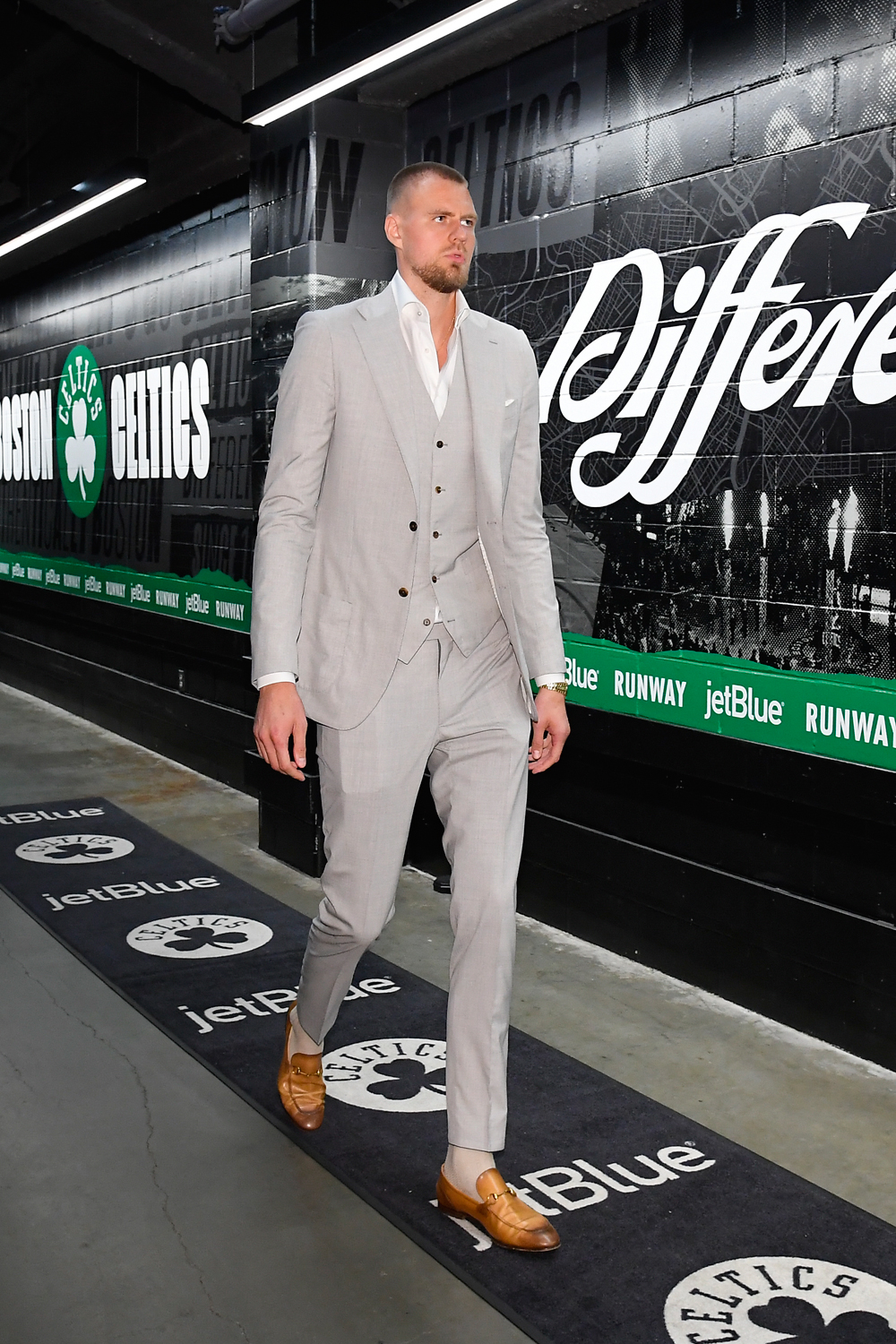 GettyImages-2155720341.jpg ELEGÂNCIA - O letão Kristaps Porzingis, do Celtics: ídolo dentro dos ginásios e ícone fashion fora deles