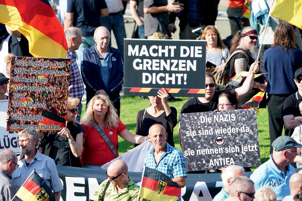 “FECHEM AS FRONTEIRAS” - Comício da AfD alemã: cartaz contra imigração