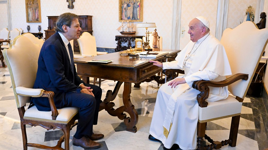 BEM NA FOTO - Haddad: bom trânsito no Brasil, agenda internacional e audiência com o papa Francisco no Vaticano