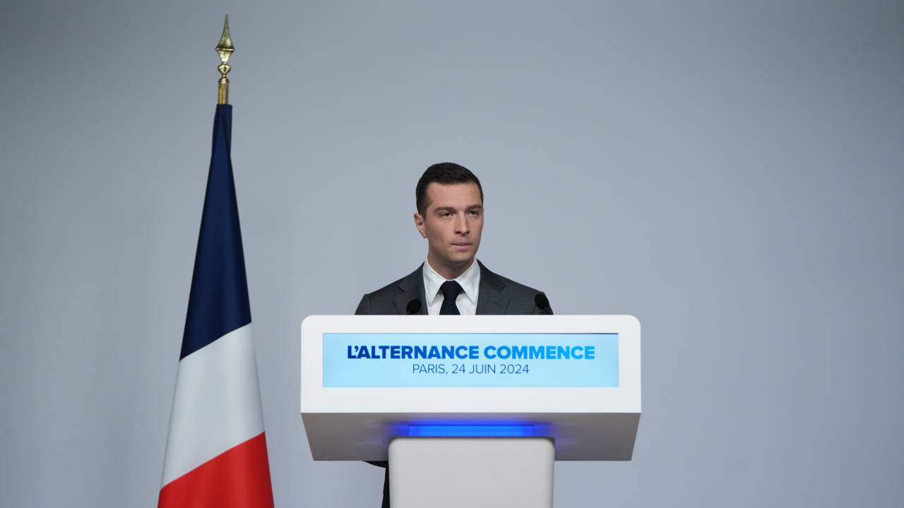 O líder do partido de extrema direita Reagrupamento Nacional (RN), Jordan Bardella, em coletiva de imprensa em Paris, na França. 24/06/2024