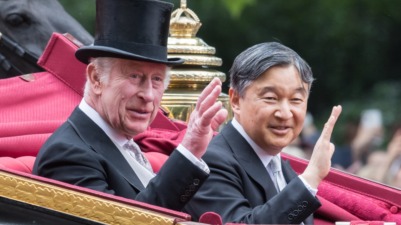 O rei Charles III (à esq.) e o imperador do Japão, Naruhito (à esq.), durante a Horse Guards Parade, em Londres. 25/06/2024