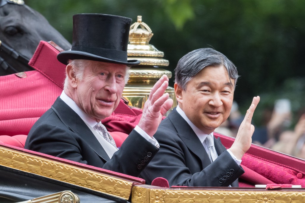 O rei Charles III (à esq.) e o imperador do Japão, Naruhito (à esq.), durante a Horse Guards Parade, em Londres. 25/06/2024