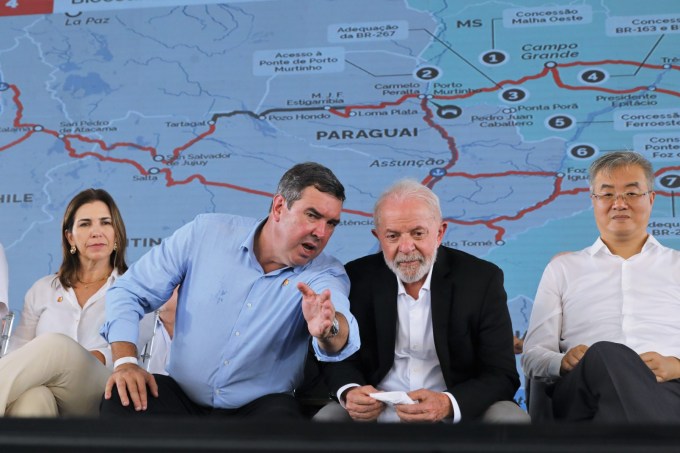 O governador Eduardo Riedel explica mapa e funcionamento da Rota Bioceânica ao presidente Lula, durante evento em Mato Grosso do Sul no último dia 12 de abril