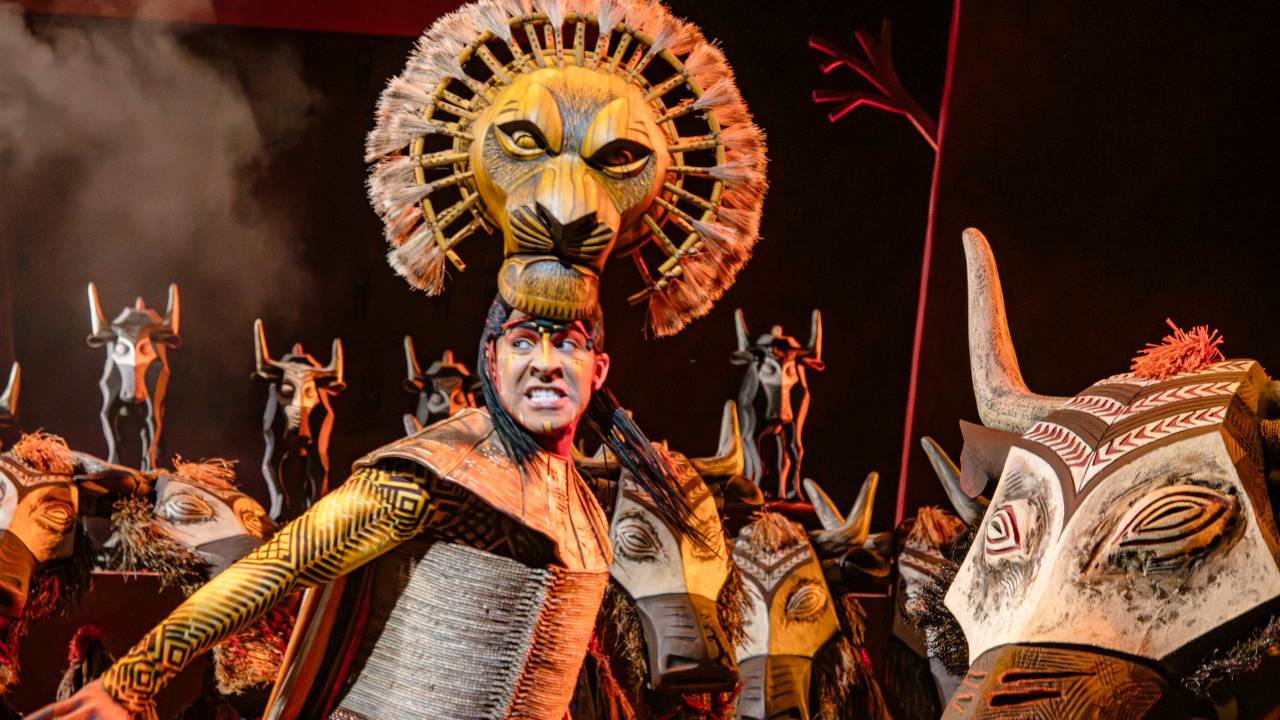 Cena do musical 'O Rei Leão', montado em São Paulo em 2023 e 2024