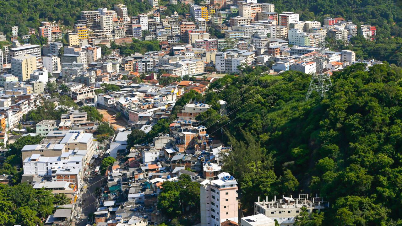 DOMÍNIO - Bairro na Zona Oeste do Rio de Janeiro: os bandidos usam a grilagem de terras como arma de controle contra a população, que só deseja paz para viver