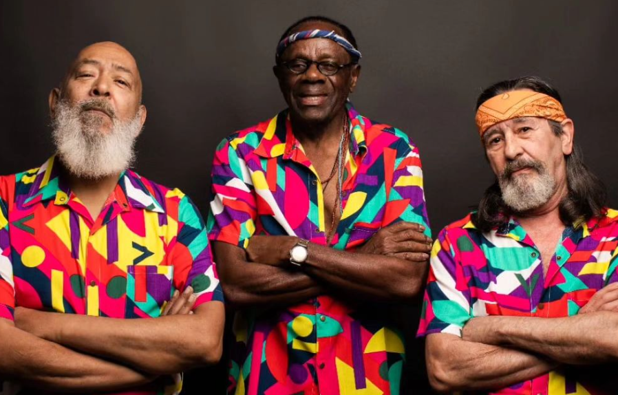 Skowa, à esquerda, com Trio Mocotó