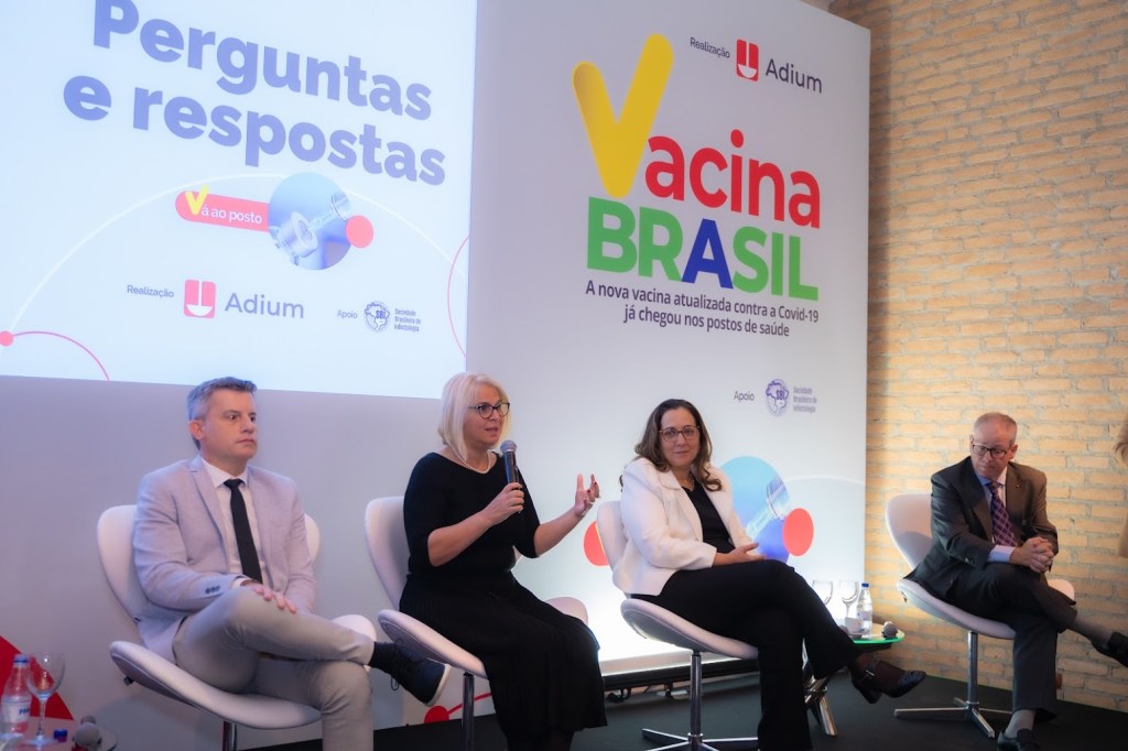 A imunologista Glaucia Vespa ao lado de outros especialistas da área da saúde durante coletiva de imprensa da campanha "Vacina Brasil", da Moderna/Adium