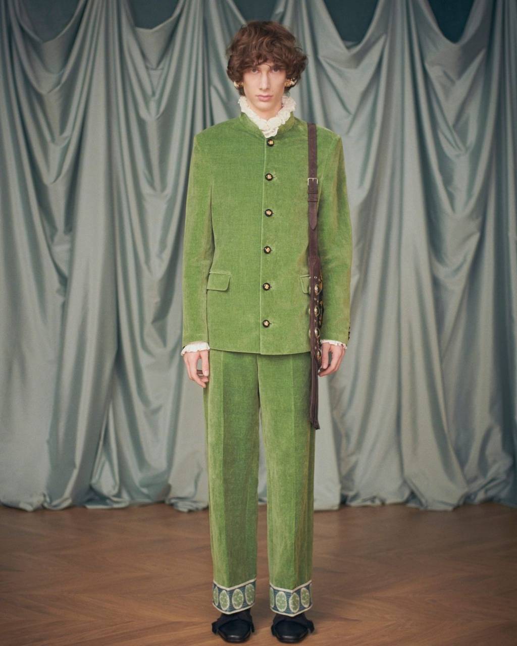 Valentino_Resort_2025_Alessandro_Michele_02 Camurça: coleção traz códigos de Michele
