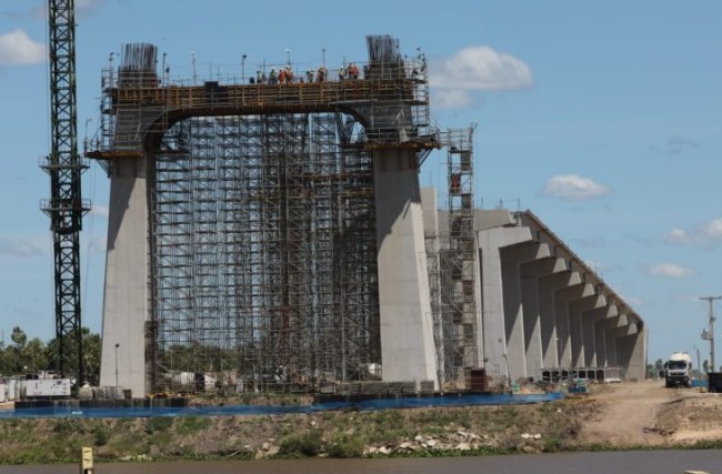 Obras de construção da ponte da Rota Bioceânica que ligará o município de Porto Murtinho, em Mato Grosso do Sul, ao de Carmelo Peralta, no Paraguai