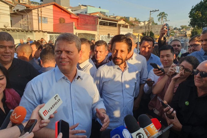 O governador de São Paulo, Tarcísio de Freitas, e o prefeito de São Paulo, Ricardo Nunes, concedem entrevista nesta sexta-feira