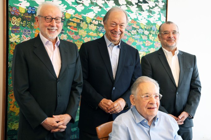 O ex-presidente Fernando Henrique Cardoso comemora 30 anos do Plano Real cercado pelos economistas Pérsio Arida, Pedro Malan e Gustavo Franco