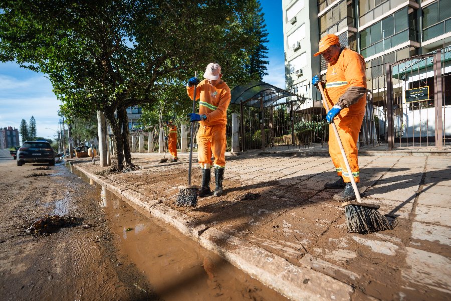 Limpeza de ruas de Porto Alegre após água baixar //