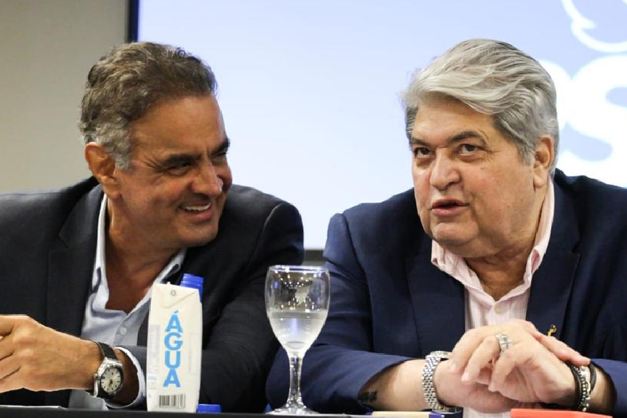 O deputado federal Aécio Neves e o apresentador de TV José Luiz Datena, ambos do PSDB, durante lançamento da pré-candidatura do jornalista à prefeitura de São Paulo