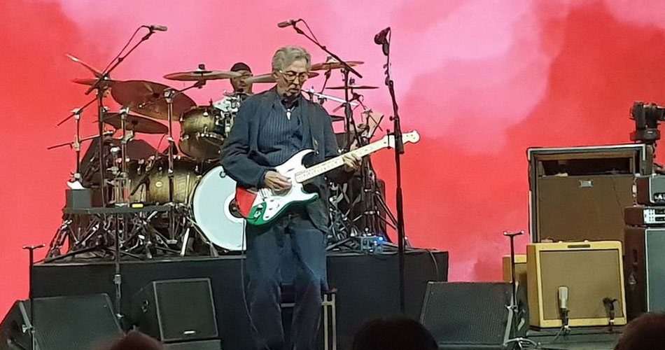 Eric Clapton se apresentou em dezembro de 2023 com uma guitarra com a bandeira da Palestina