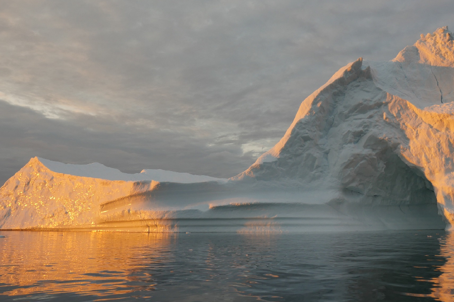 Iceberg flutuando na Baía de Disko, na Groenlândia; geleiras da região perdem, em média, 30 milhões de toneladas de gelo por hora