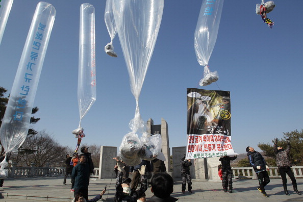 Grupo de desertores da Coreia do Norte enviam balões de propaganda anti-norte-coreana. 16/02/2013
