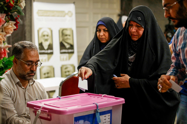 Mulher iraniana votando durante a eleição presidencial na embaixada iraniana em Baghdad, capital do Iraque. 28/06/2024