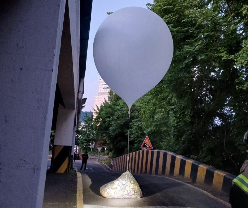 Um dos balões de lixo lançados pela Coreia do Norte contra o Sul.