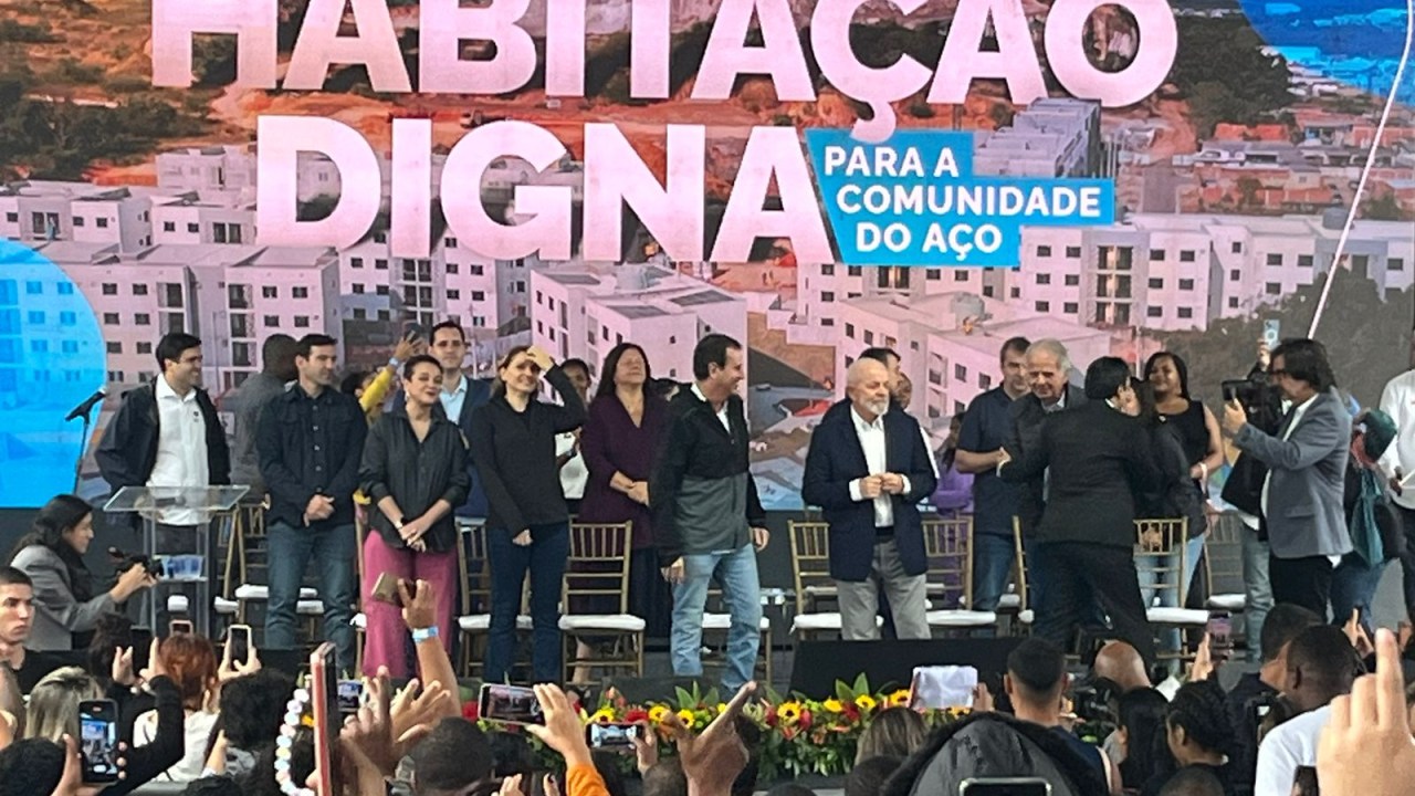 Lula e Paes participam de inauguração de unidades de moradia popularo, no Rio