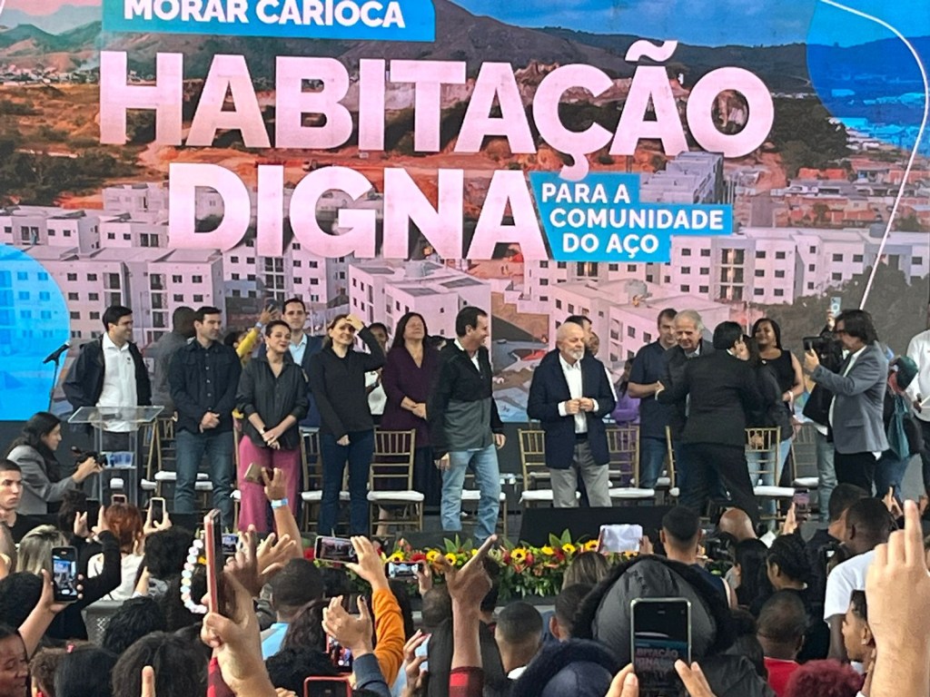 Lula e Paes participam de inauguração de unidades de moradia popularo, no Rio