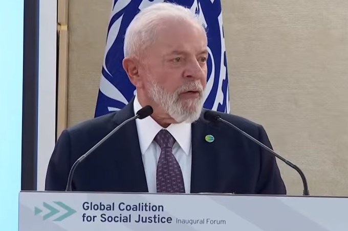 O presidente Luiz Inácio Lula da Silva discursa na sessão de encerramento do Fórum Inaugural da Coalizão Global para a Justiça Social, no âmbito da 112ª Conferência Internacional do Trabalho, em Genebra, na Suíça, nesta quinta-feira