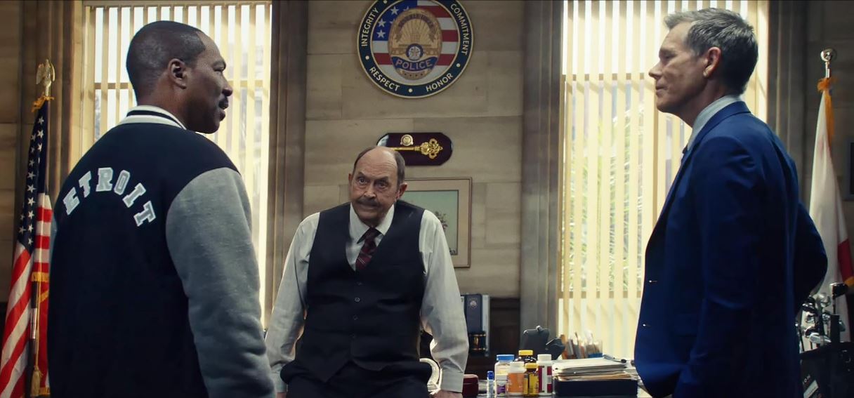 Eddie Murphy, John Ashton e Kevin Bacon em cena de 'Um Tira da Pesada 4: Axel Foley', da Netflix