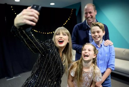 Taylor Swift ao lado dos príncipes William, Charlotte e George em Londres -