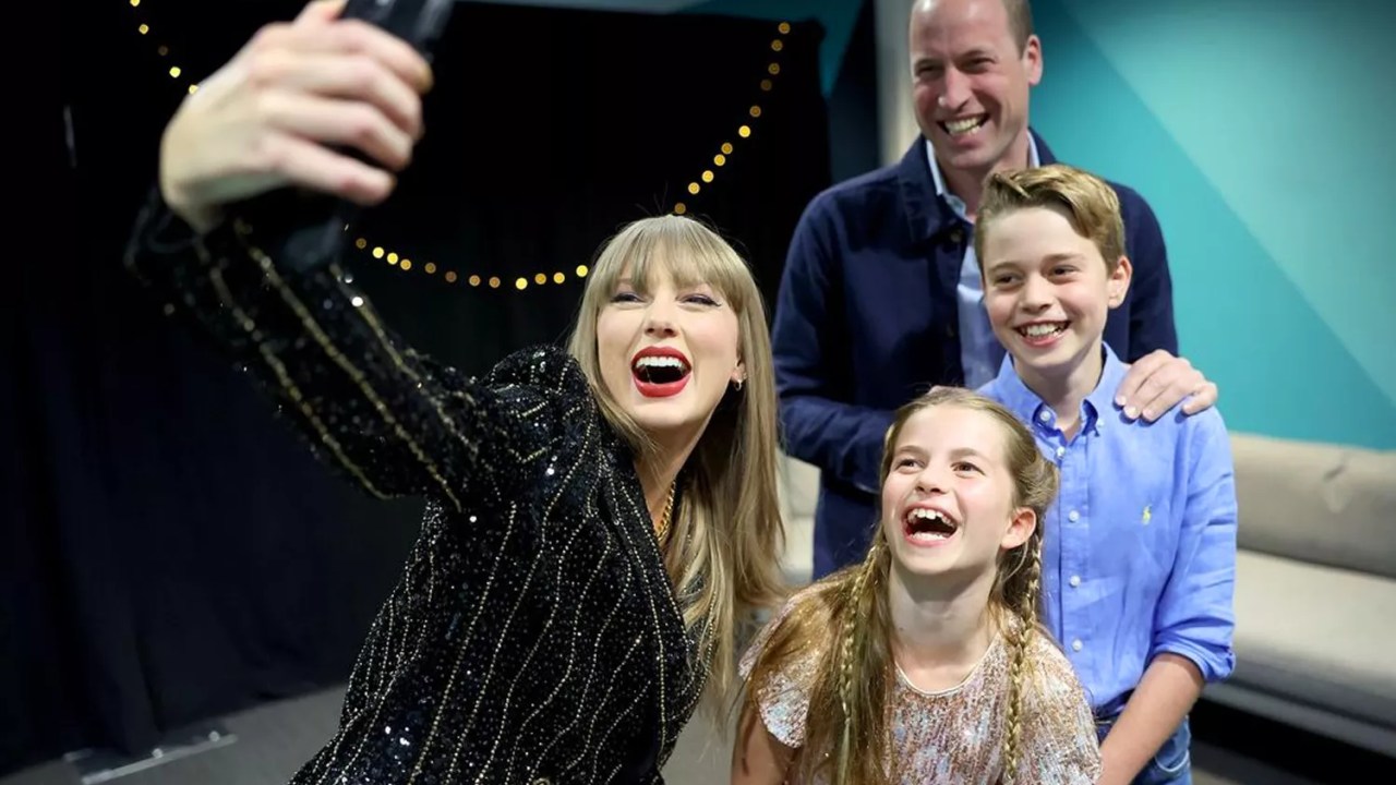 Taylor Swift ao lado dos príncipes William, Charlotte e George em Londres -