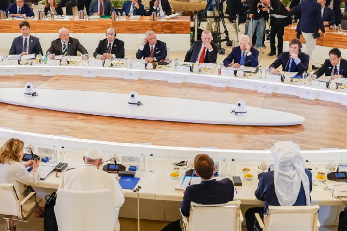Os presidentes do Brasil, Luiz Inácio Lula da Silva (o segundo da esquerda para a direita, no canto superior) e da Argentina, Javier Milei (o segundo da direita para a esquerda) participam de sessão com a participação do papa Francisco na Cúpula do G7, na Itália