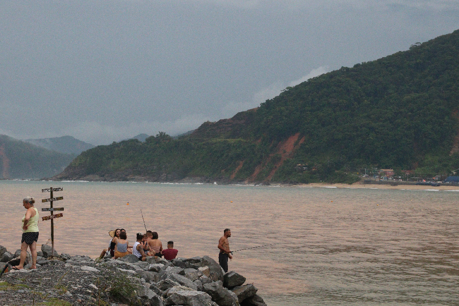 Águas do mar barrentas na praia de Boiçucanga em São Sebastião, no Litoral Norte de São Paulo, após chuvas intensas que devastaram o município e deixaram mais de 60 pessoas mortas