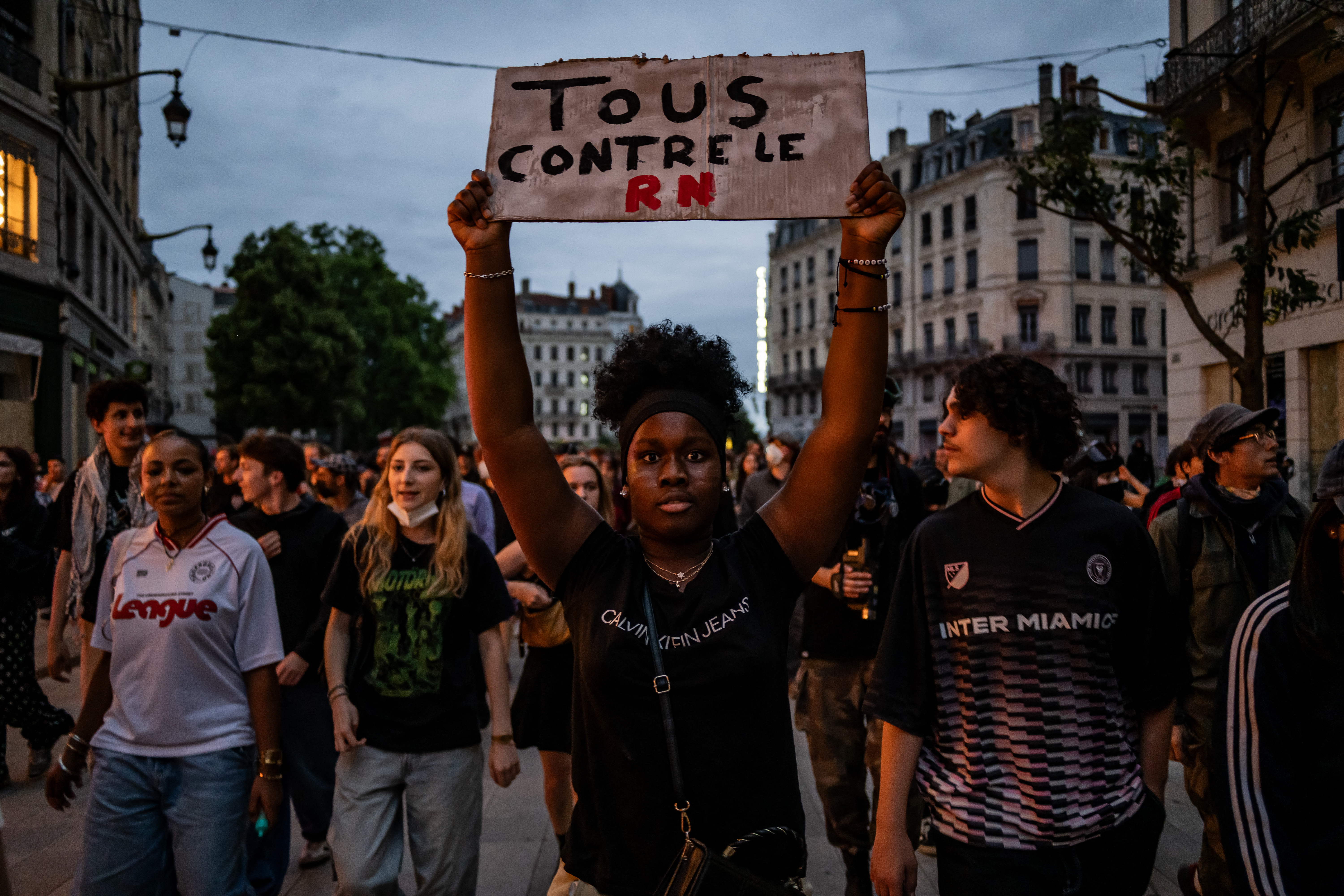 França: estratégia contra ultradireita faz 220 candidatos deixarem eleição