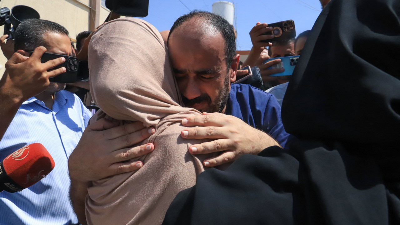 Diretor do maior hospital de Gaza, Mohammed Abu Salmiya, encontrando seus parentes após ser libertado de detenção israelense. 01/07/2024