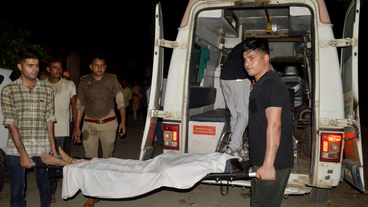 Corpo de uma das vítimas que faleceu durante confusão em um evento religioso sendo levado por uma ambulância na cidade de Hathras, Índia.