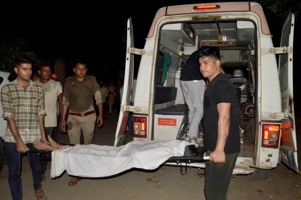 Corpo de uma das vítimas que faleceu durante confusão em um evento religioso sendo levado por uma ambulância na cidade de Hathras, Índia.