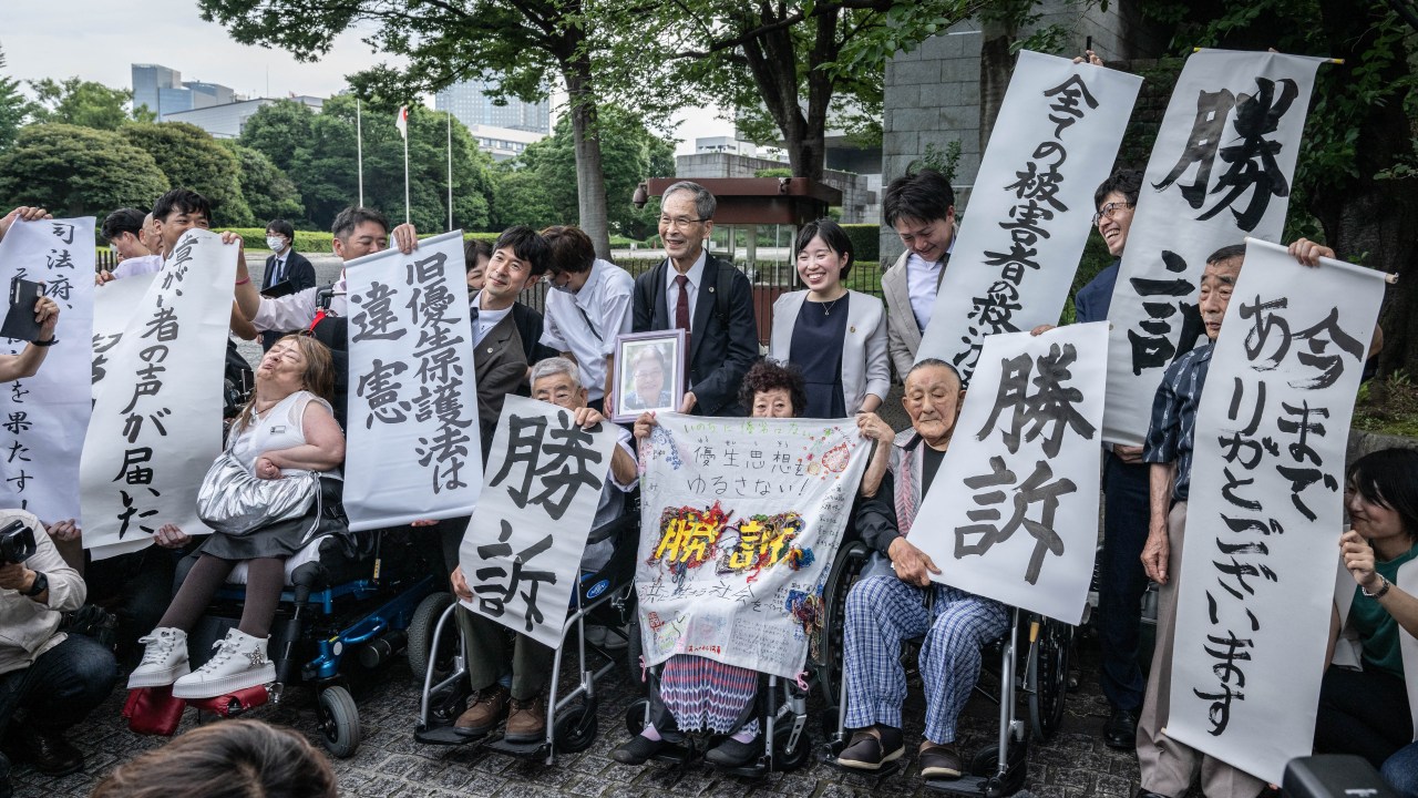 Vítimas da lei de proteção eugênica de 1948 que foram esterilizadas à força celebrando a decisão da Suprema Corte do Japão em Tóquio. 03/07/2024