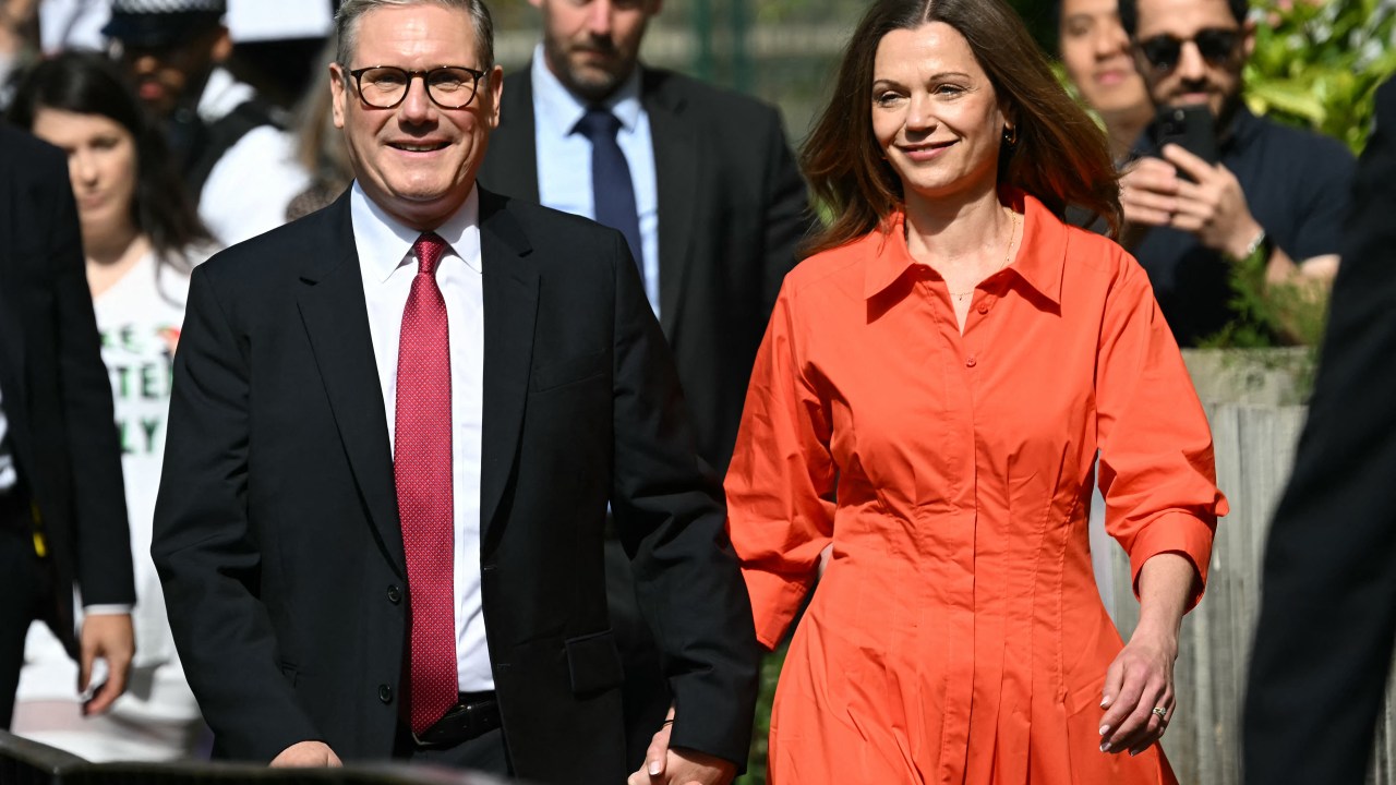 Britain's opposition Labour Party leader Keir Starmer and his wife Victoria arrive to cast their votes at a polling station in London on July 4, 2024 as Britain holds a general election. (Photo by Paul ELLIS / AFP)
