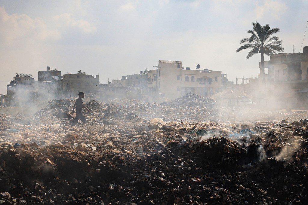 Palestino caminha por destroços após bombardeio israelense atingir sul e centro da Faixa de Gaza. 15/07/2024
