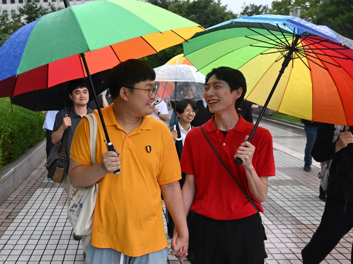 Casais gays têm vitória na Coreia do Sul com garan... | VEJA