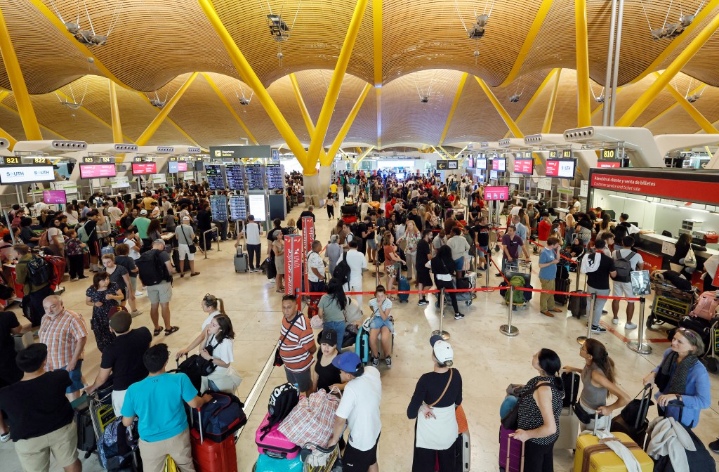 Aeroporto de Barajas, em Madri, na Espanha, fica lotado após falha cibernética global paralisar voos - 19/07/2024