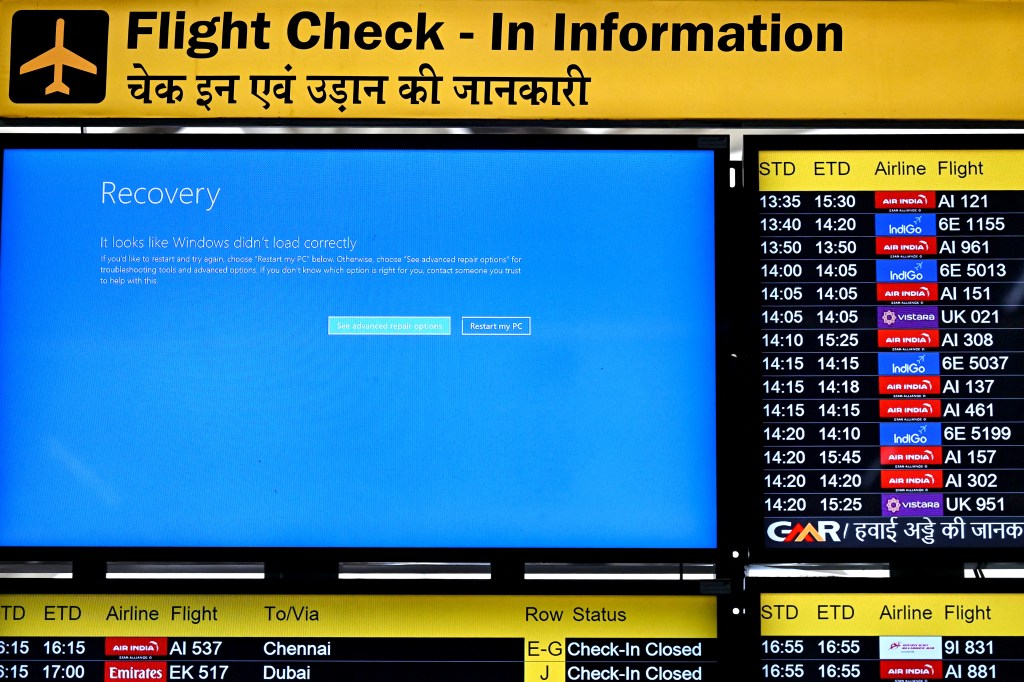 Mensagem de erro em telão do Aeroporto Internacional Indira Gandhi, em Nova Delhi