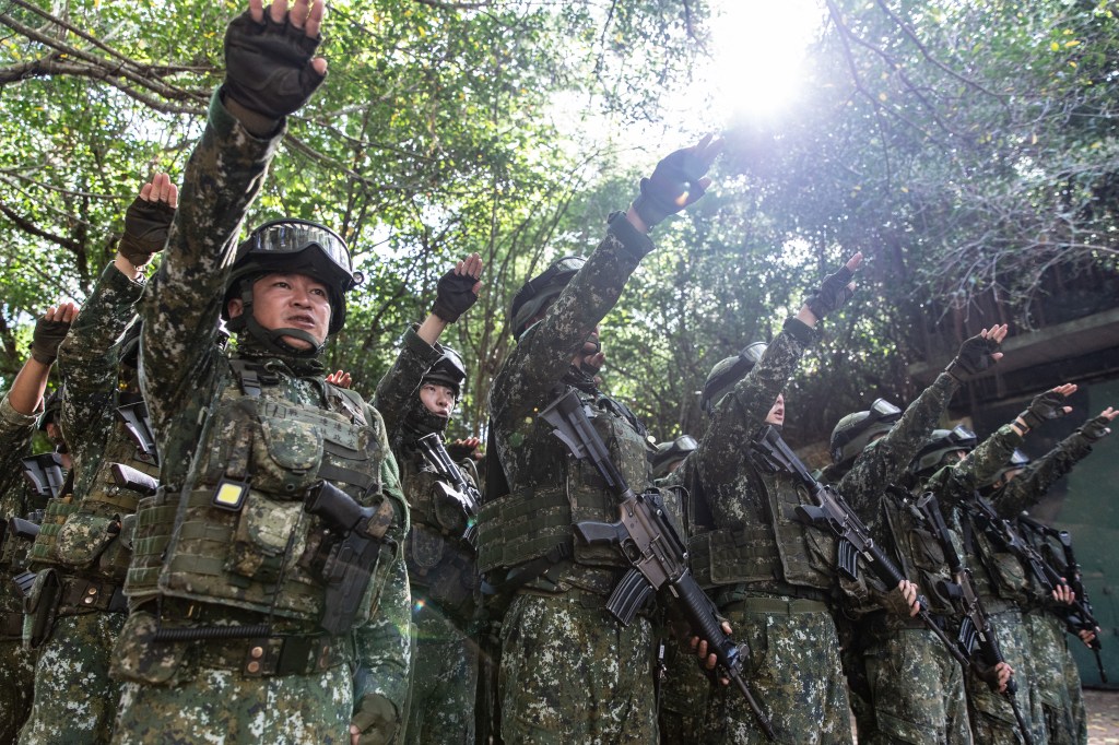 This handout photo taken and released on July 22, 2024 by the Taiwan Military News Agency shows Taiwanese soldiers taking part in drills during the annual Han Kuang Exercise on the Penghu Islands. Taiwan launched weeklong war games on July 22, altering the once-showy annual drills to reflect the "complexity and uncertainty" of the modern battlefield as it faces the threat of attack from an increasingly assertive China. (Photo by Handout / Taiwan Military News Agency / AFP) / -----EDITORS NOTE --- RESTRICTED TO EDITORIAL USE - MANDATORY CREDIT "AFP PHOTO / Taiwan Military News Agency " - NO MARKETING - NO ADVERTISING CAMPAIGNS - DISTRIBUTED AS A SERVICE TO CLIENTS -
