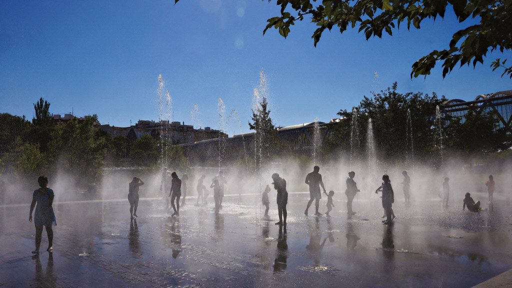 Na Espanha, as pessoas correram para se refrescar em uma fonte no Madrid Río, um parque aquático na capital federal