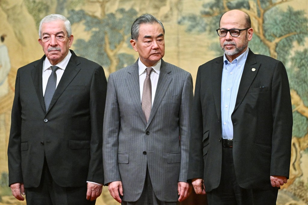 Mahmoud al-Aloul, vice-presidente do Comitê Central do Fatah, o ministro das Relações Exteriores da China, Wang Yi, e Mousa Abu Marzouk, membro sênior do Hamas, durante um evento na Casa de Hóspedes Estatal Diaoyutai em Pequim. 23/07/2024