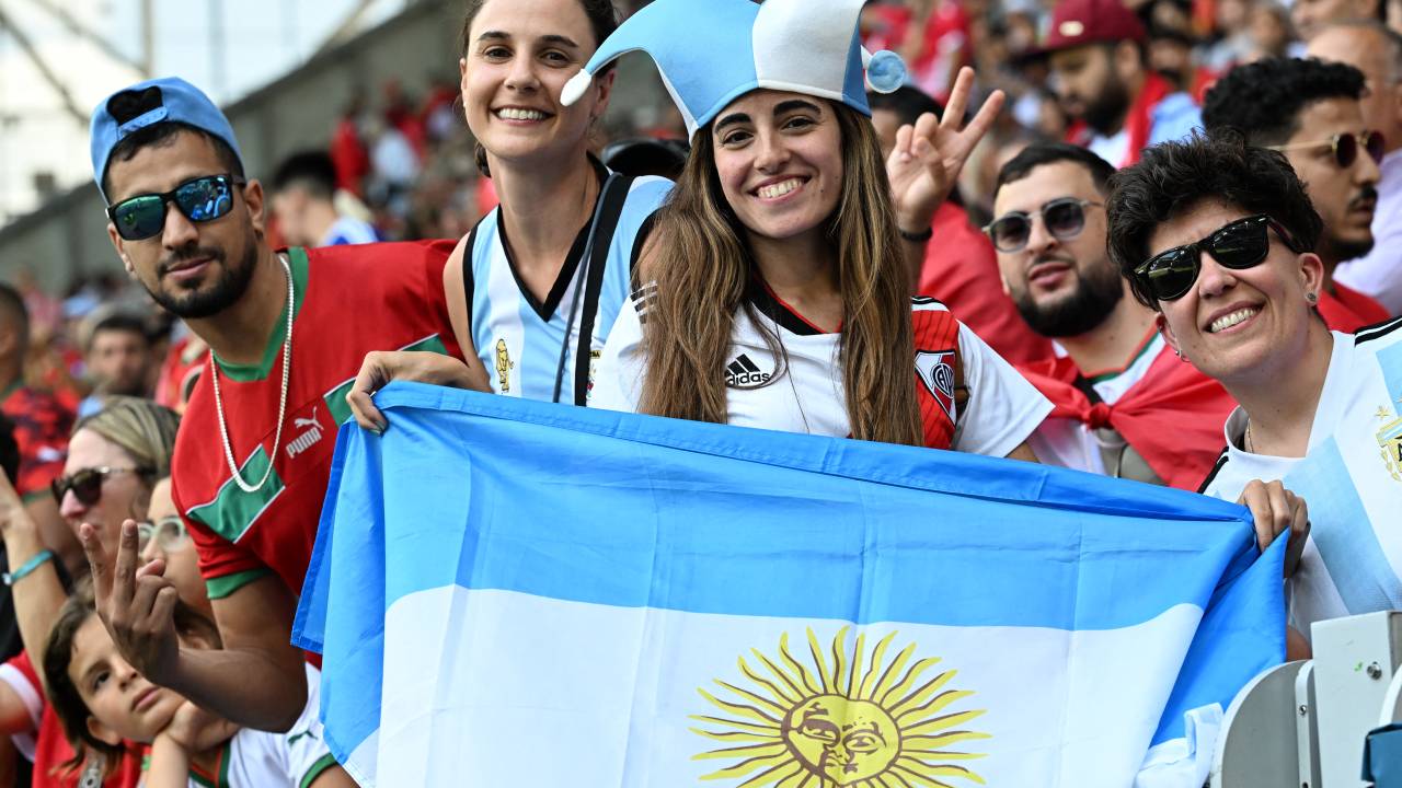 Torcedores de Argentina e Marrocos no primeiro jogo de futebol masculino da Olimpíada de Paris